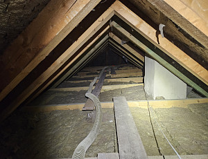 Zateplení stropu rodinného domu pomocí foukané izolace